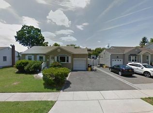 40 Knickerbocker Rd E, Plainview, NY 11803
