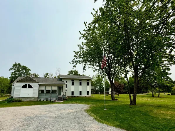 57058 350th St, Warroad, MN 56763