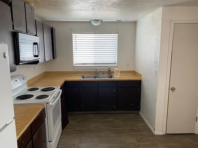 3 bed, 1170 sqft, $1,300 — Photo 2