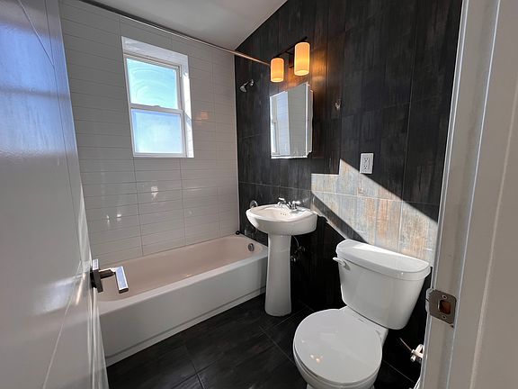 4th image of 104 N Grove St #711