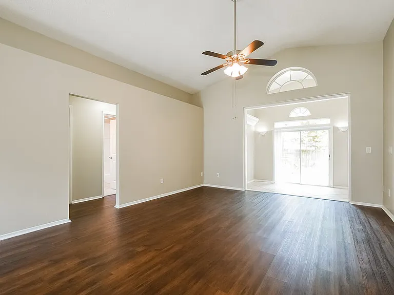 837 Shell Ln — Photo 3