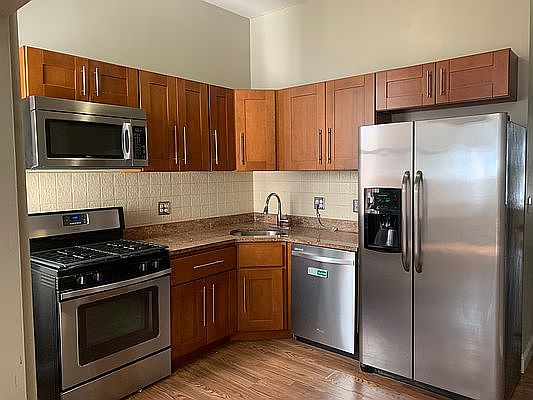 4th image of 121 E 89th St APT 3