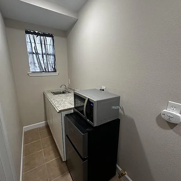 1036 Dequeen Blvd #B — Photo 3