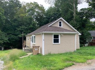 14 Apple Ln, Putnam Valley, NY 10579