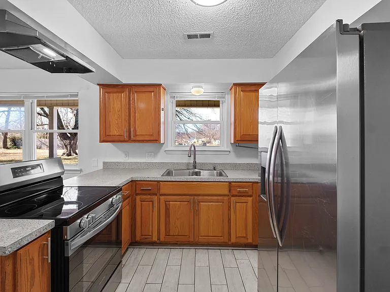 2306 Douglas St — Photo 13