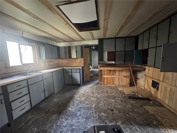 4th image of 1011 Broadway St