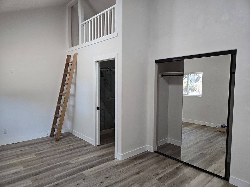 2nd image of 905 W Blanco Rd