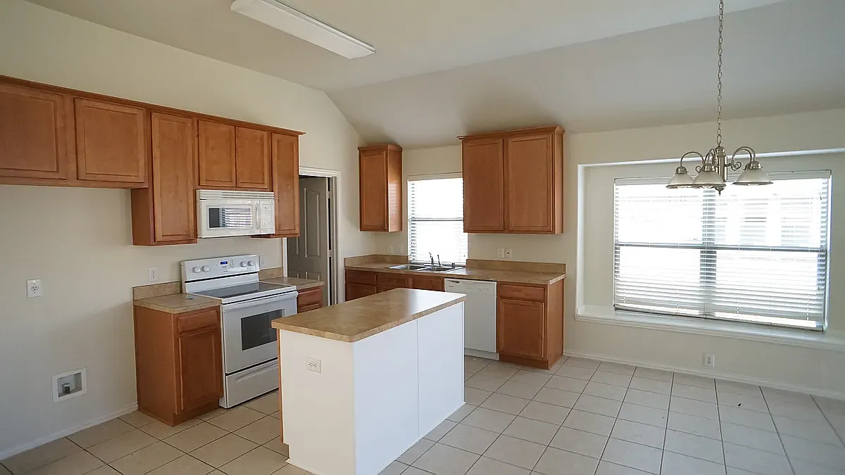 4 bed, 2044 sqft, $2,295 — Photo 2