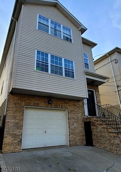 2nd image of 12 Halleck St