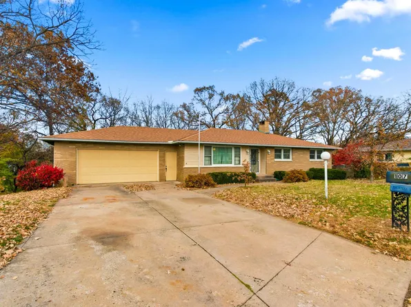 107 Inverness Dr, Pekin, IL 61554