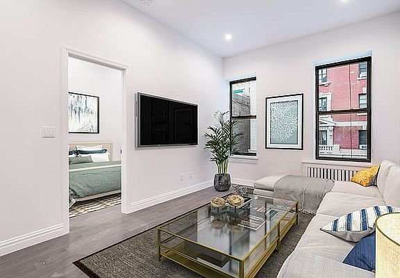 2nd image of 12 W 85th St