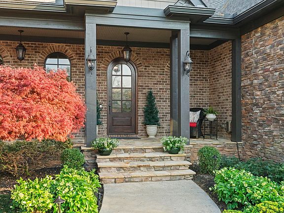 3rd image of 6 Saranac Ln