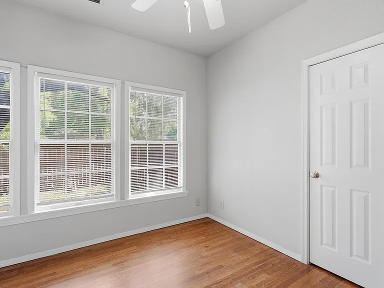 1041 Albany St — Photo 22