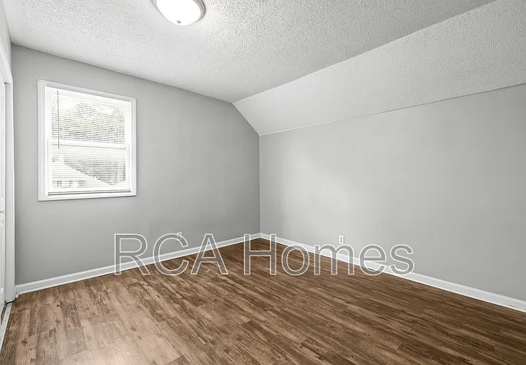 1533 Draper St — Photo 6