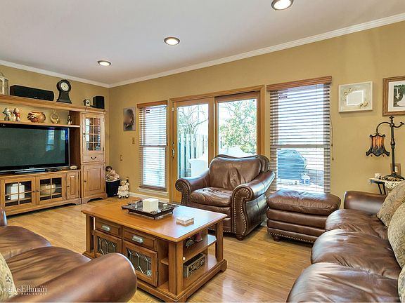 2nd image of 126 Woodlake Dr W