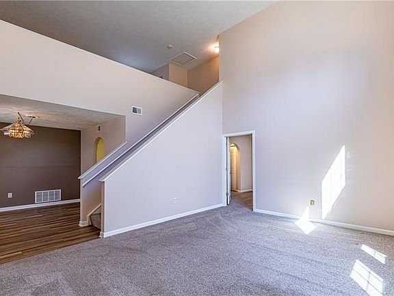 5th image of 258 Huckleberry Ct