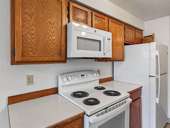 5th image of 912 W Lincoln Pl APT 202