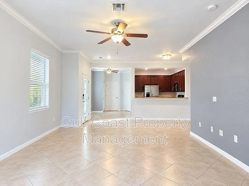3 bed, 2.5 bath, 1926 sqft, $2,200 — Photo 2