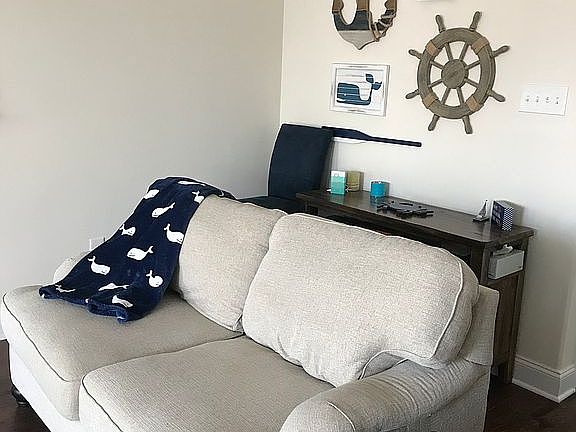4th image of 427 Asbury Ave #2