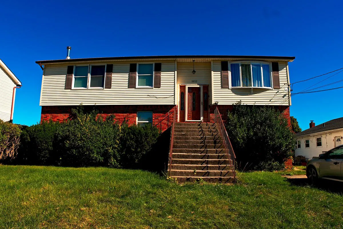 1095 Pinebrook Ct — Photo 1