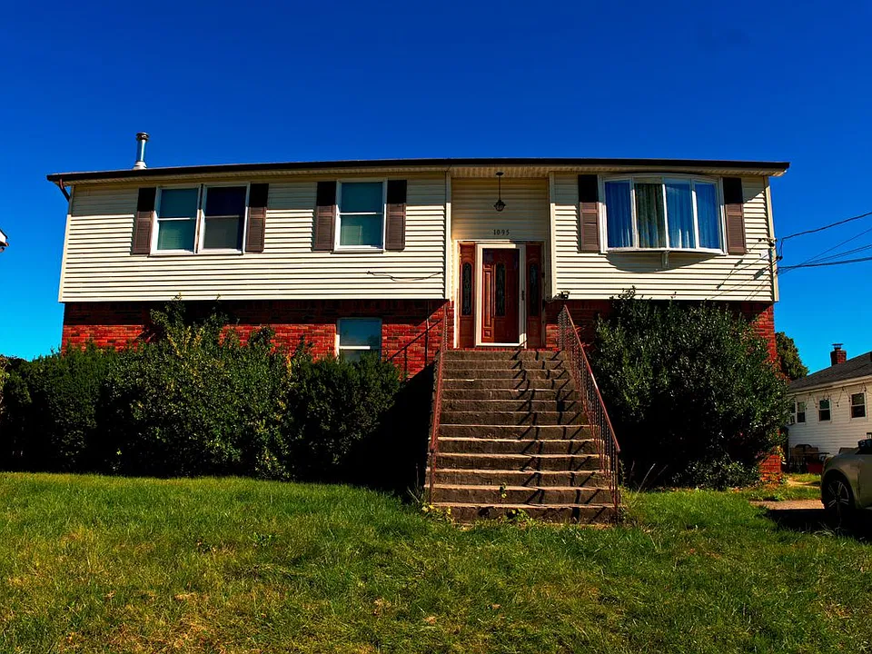 1095 Pinebrook Ct