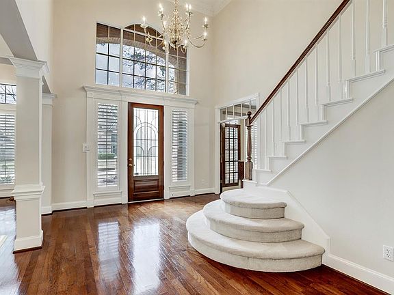Spacious Grand Entry with tall ceilings and lots of natural light.
