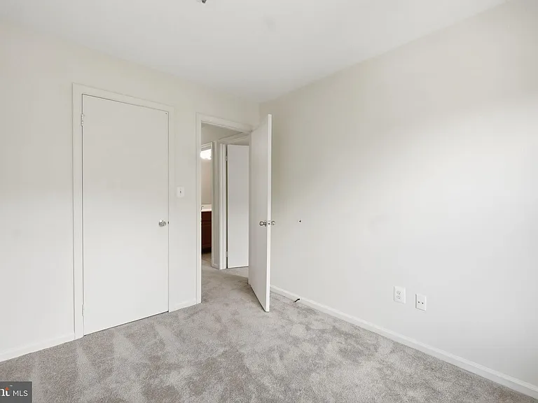 14247 Oxford Dr — Photo 23
