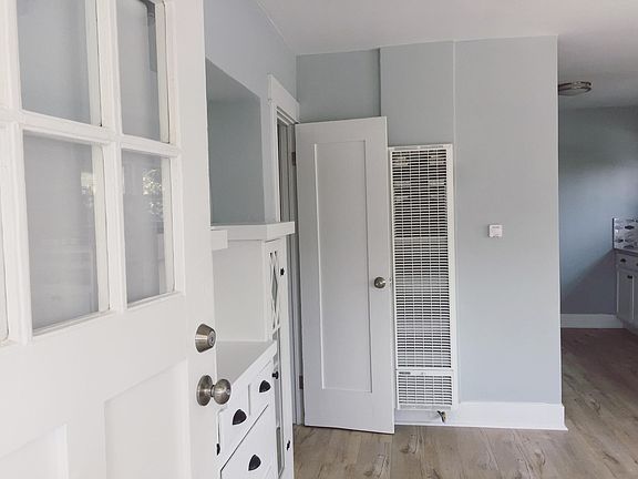 3rd image of 4618 Menlo Ave