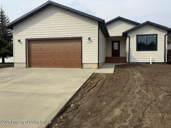 927 Shinagle Dr, Dickinson, ND 58601