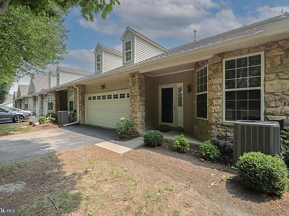 3rd image of 1497 Country Club Dr