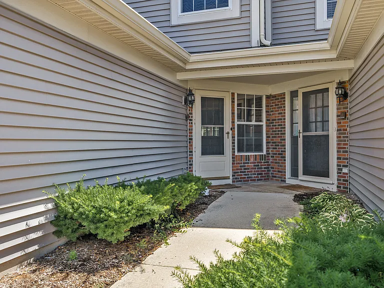 804 Spring Creek Ct — Photo 3