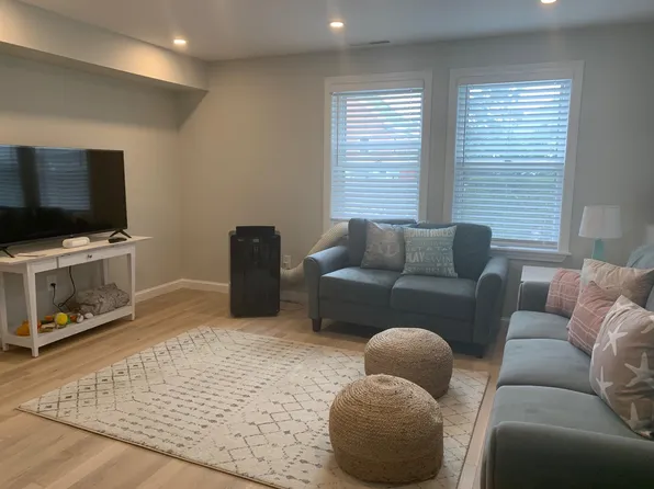 33 Van Zandt Ave, Newport, RI 02840