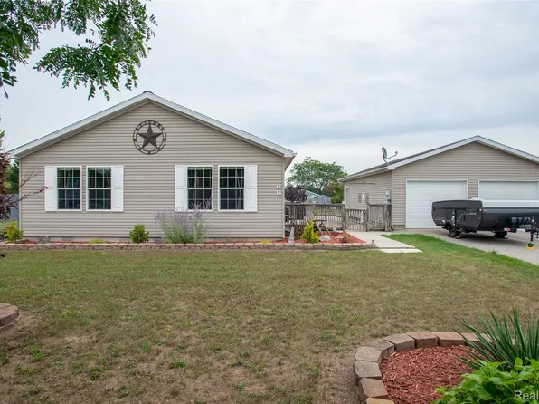 661 Locust St, Howard City, MI 49329