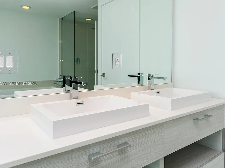 650 NE 32nd St #805 — Photo 31