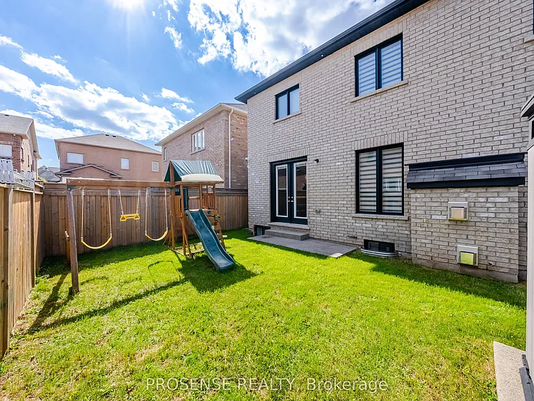 8 Macbean Cres — Photo 47