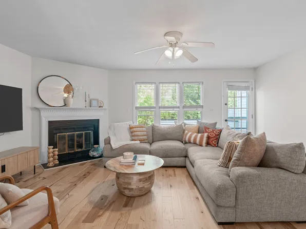 105 Greenmont Ln, Cary, NC 27511