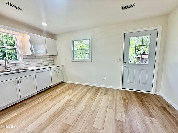 5th image of 1006 Minton Pl