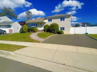57 Amherst Ln, Hicksville, NY 11801