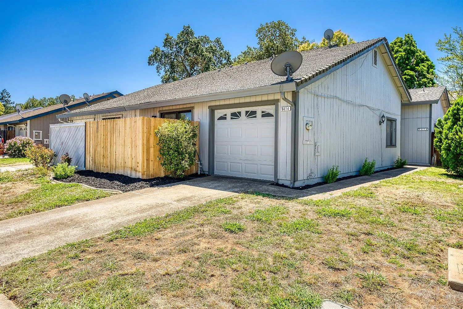 9414 Aizenberg Cir photo 1