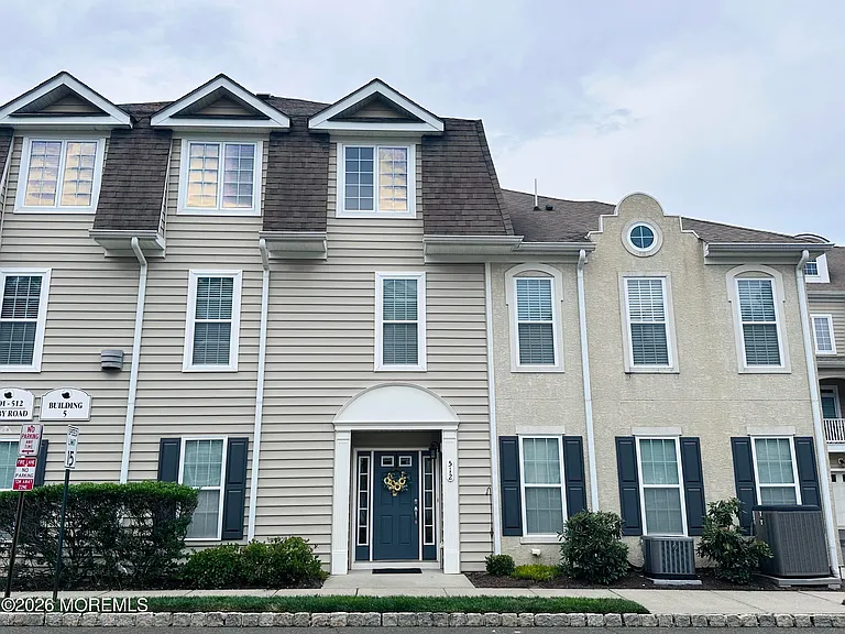 512 Abby Rd — Photo 1