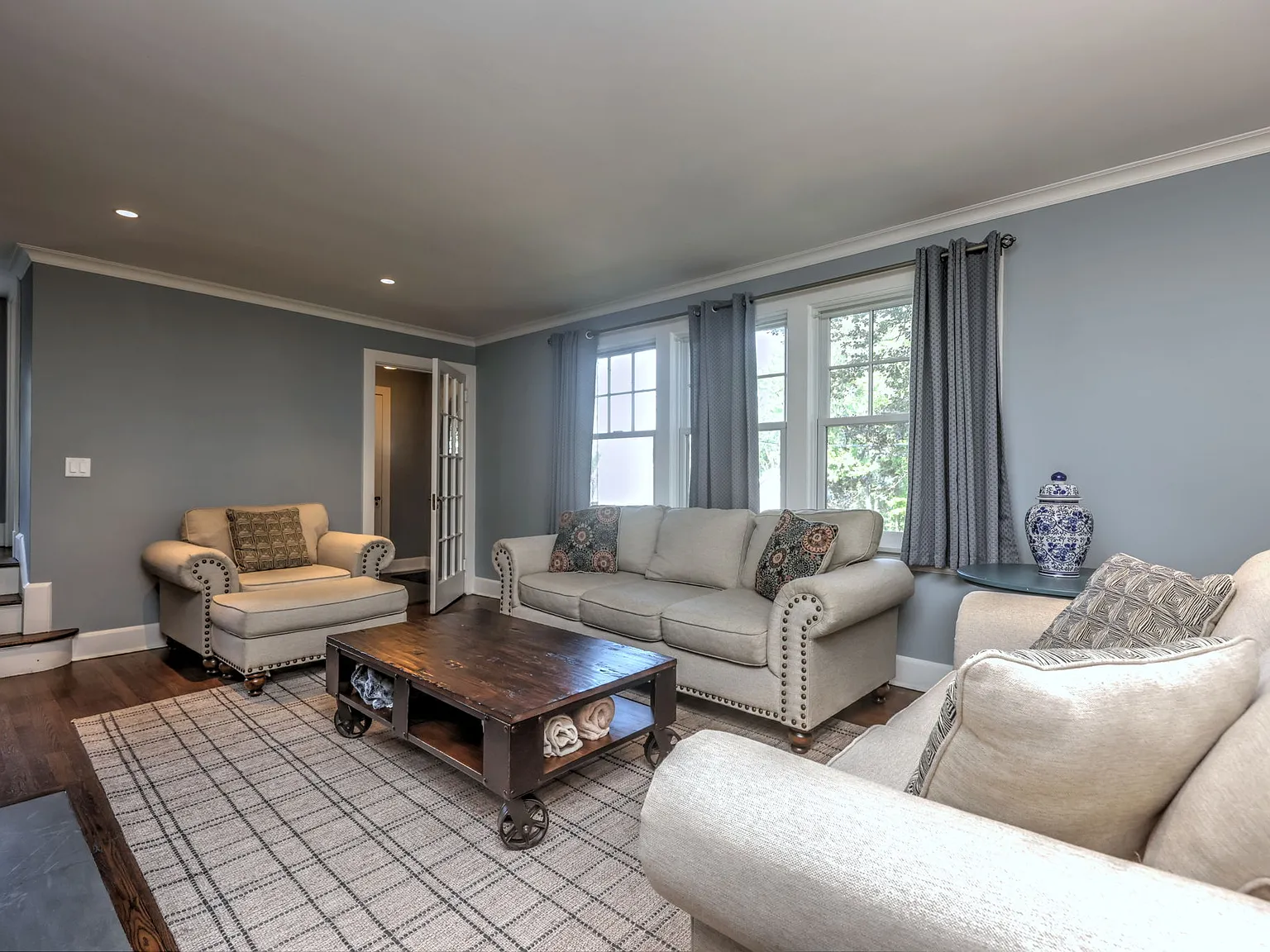 4 bed, 2.5 bath, 2188 sqft, $5,400 — Photo 2