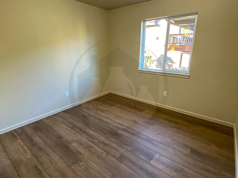 360 NW Willamina Dr — Photo 11