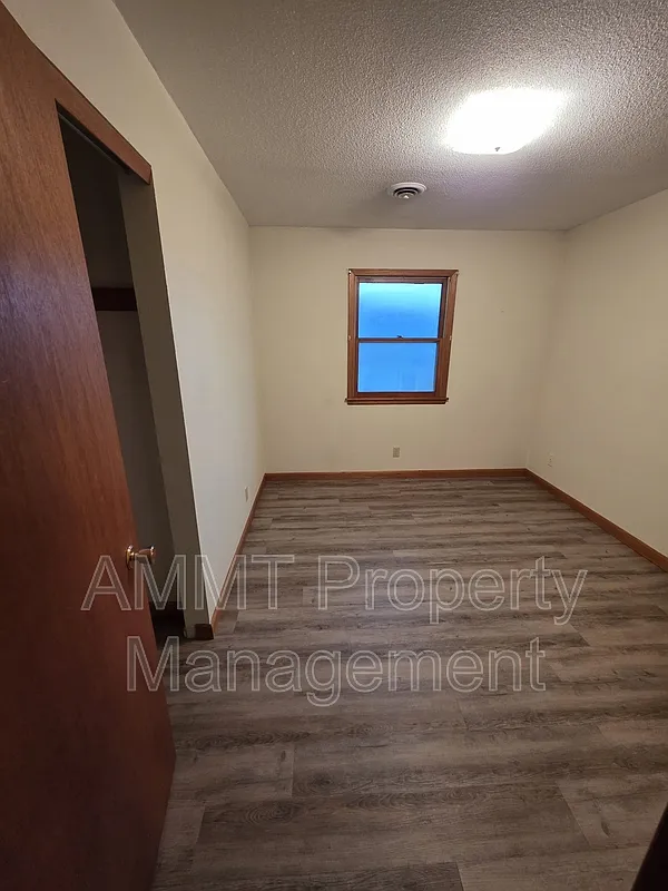 2 bed, 1.0 bath, $890 — Photo 3