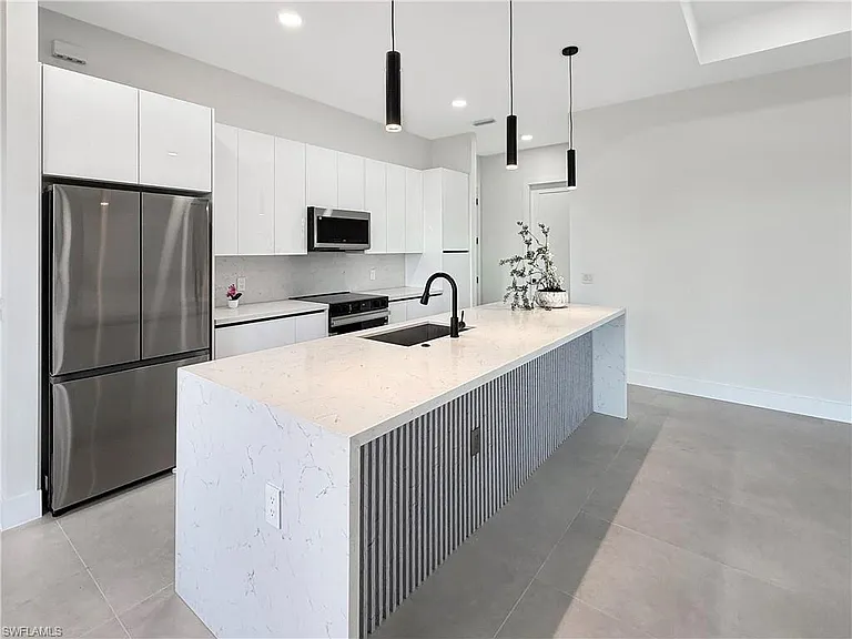 2206 NE 35th Ln — Photo 5