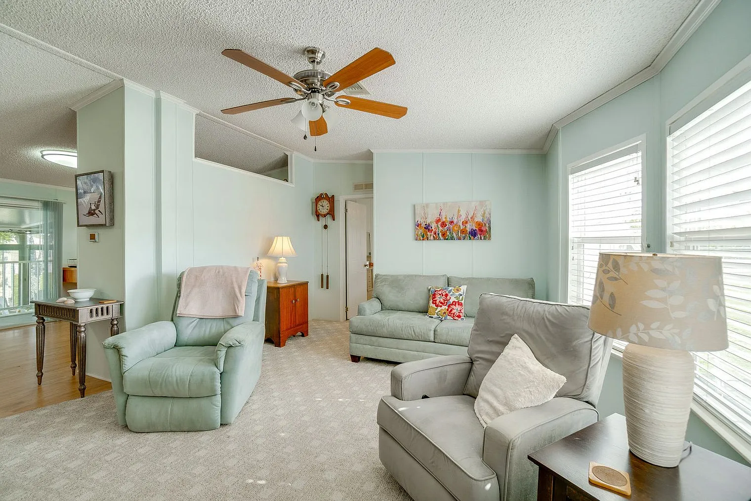 4 bed, 2.0 bath, 1689 sqft, $2,742 — Photo 2
