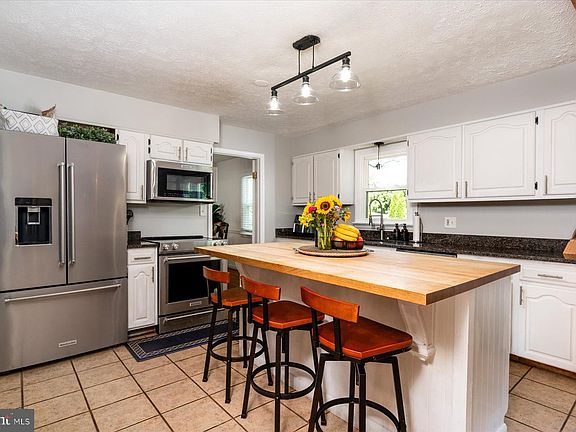 4th image of 12 Willow Spring Dr