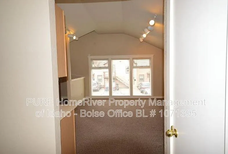 1 bed, 1.0 bath, 550 sqft, $995 — Photo 2