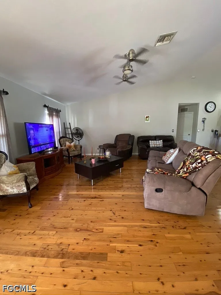 3 bed, 2.0 bath, 1770 sqft, $2,000 — Photo 2