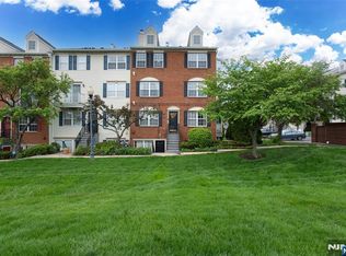 89 Vaughan Dr #824, Newark, NJ 07103