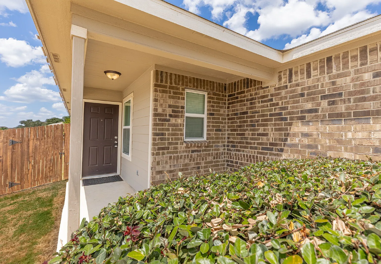 3 bed, 2.0 bath, 1290 sqft, $1,700 — Photo 3
